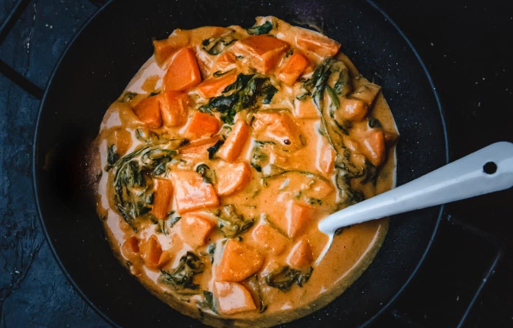 zoete aardappel-pinda curry