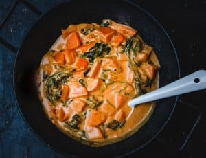 zoete aardappel-pinda curry
