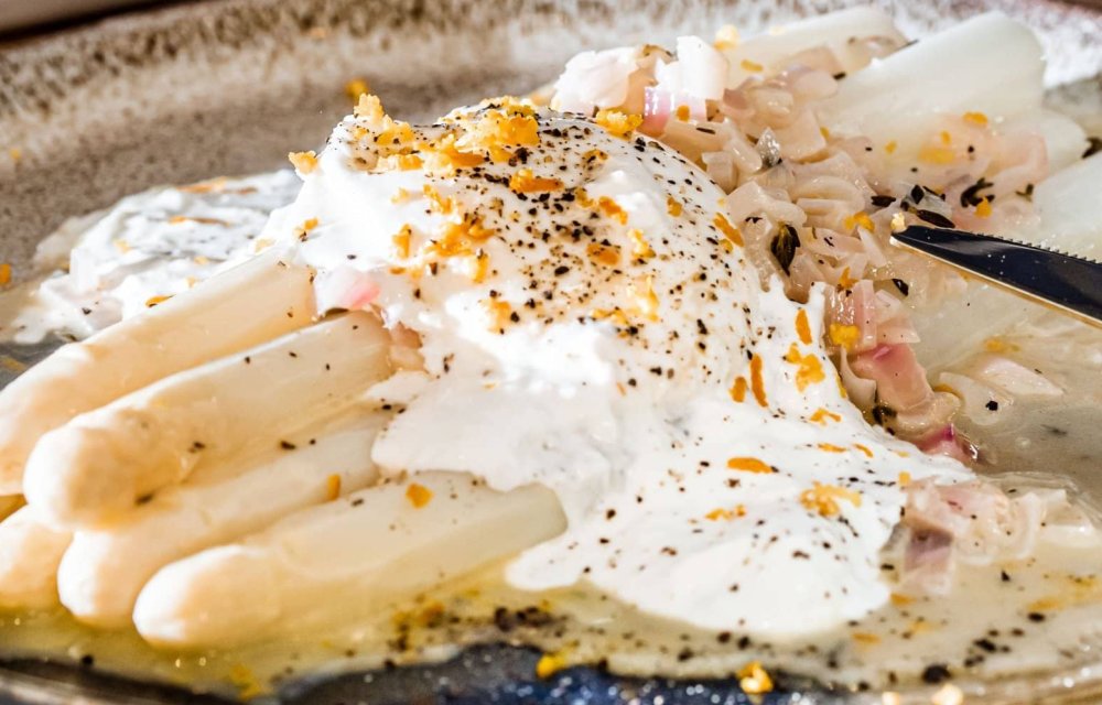 Asperges met burrata