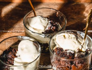 Sticky chocoladepudding met ijs