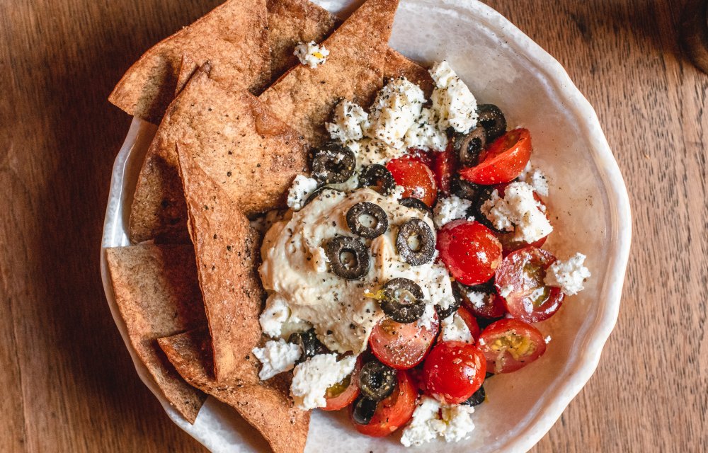 gezonde nacho's met olijven en hummus