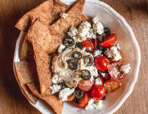 gezonde nacho's met olijven en hummus