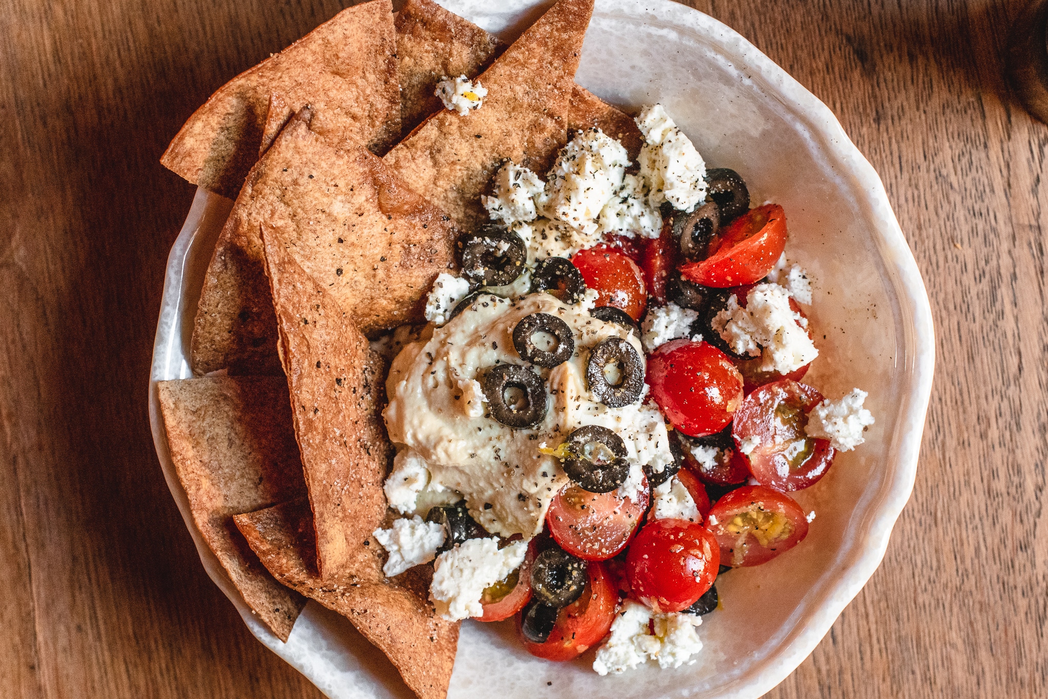 gezonde nacho's met olijven en hummus