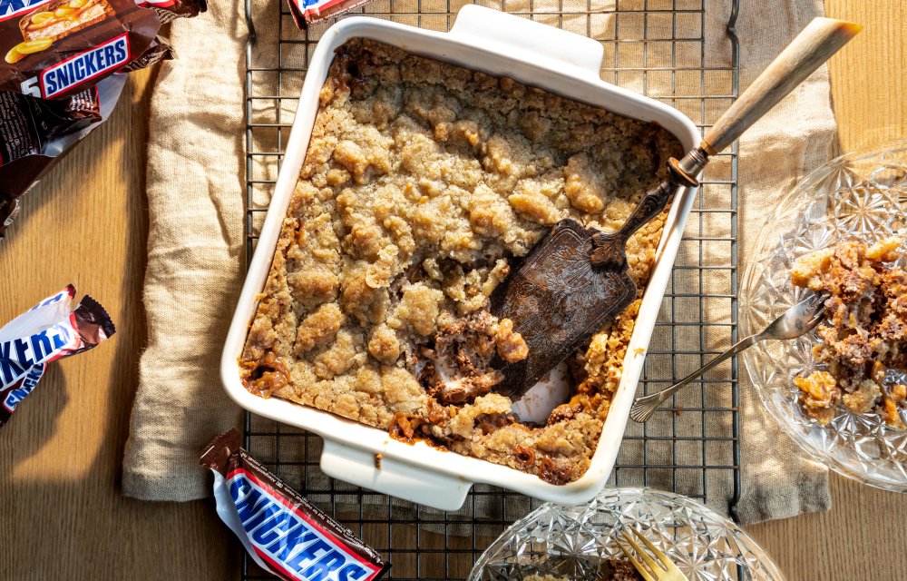 Snickers crumble met 4 ingrediënten
