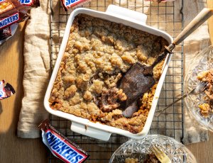 Snickers crumble met 4 ingrediënten