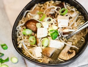 Noedelsoep met paddenstoelen