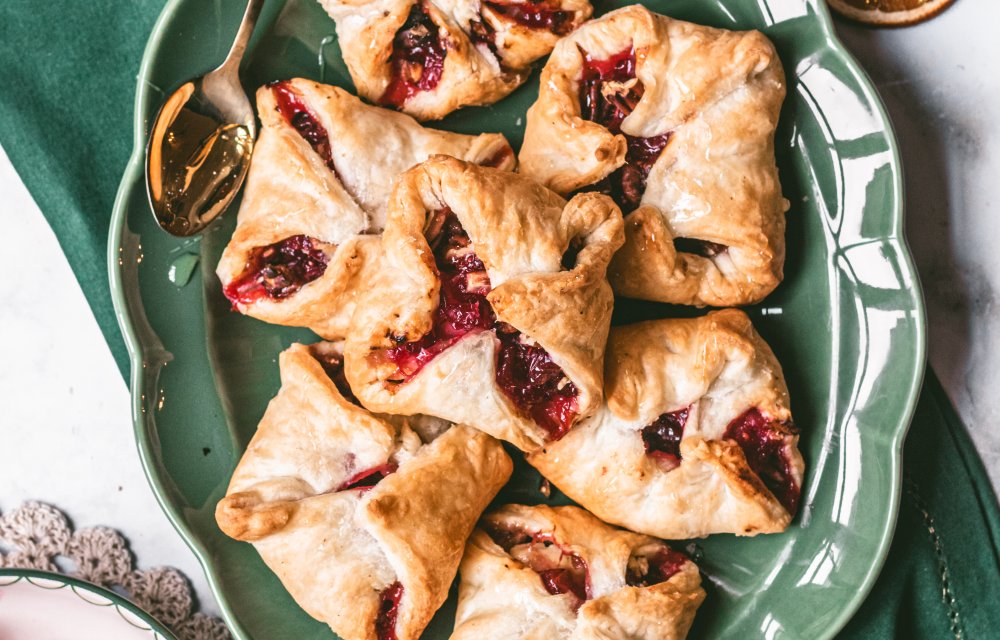 bladerdeeghapjes met brie en cranberry