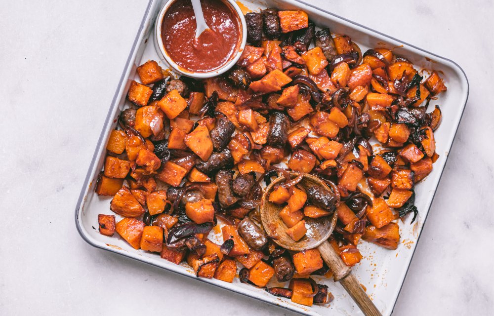 Traybake met sticky spicy worst en zoete aardappel