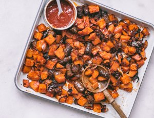 Traybake met sticky spicy worst en zoete aardappel