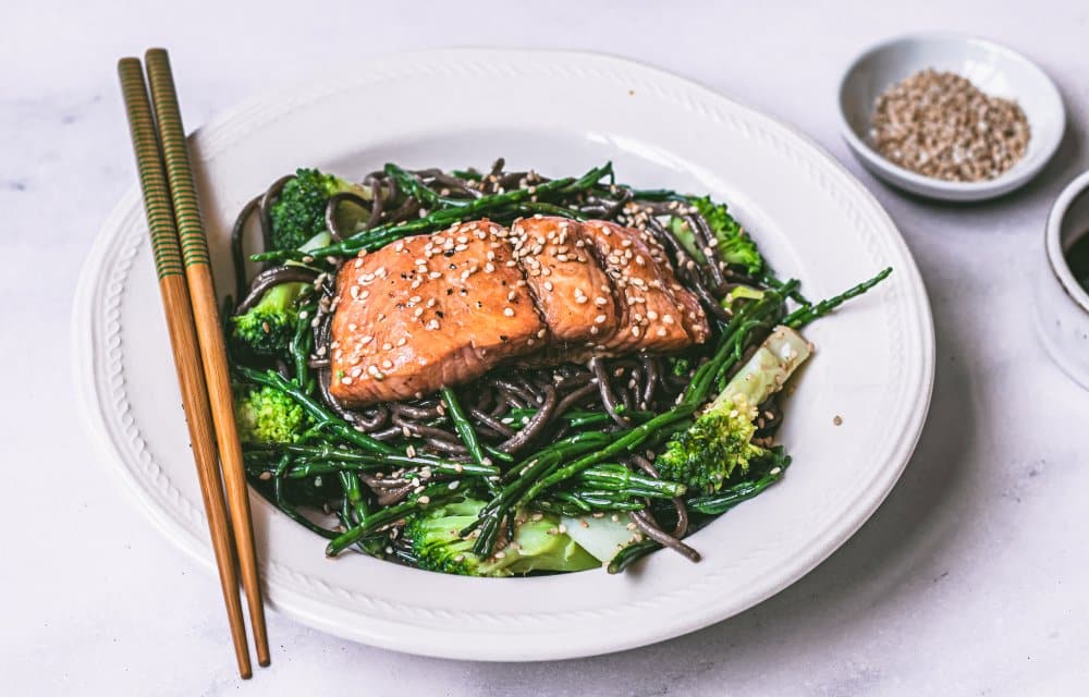 sobanoedels met zalm en zeekraal