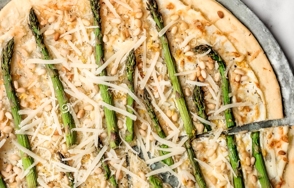 plaattaart met groene asperges