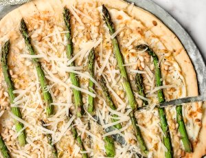 plaattaart met groene asperges