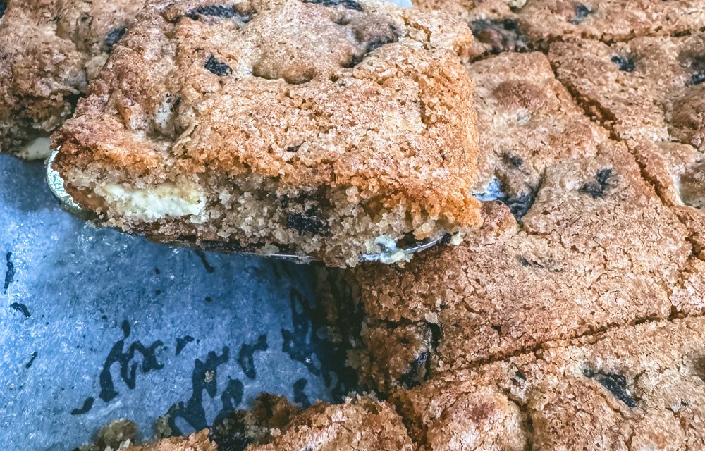 Cookie cake traybake